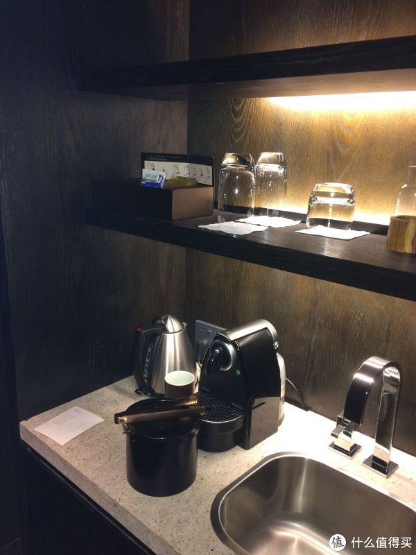 茶水间和mini bar .配置了胶囊咖啡机,子弹6颗 吃完了会来补.