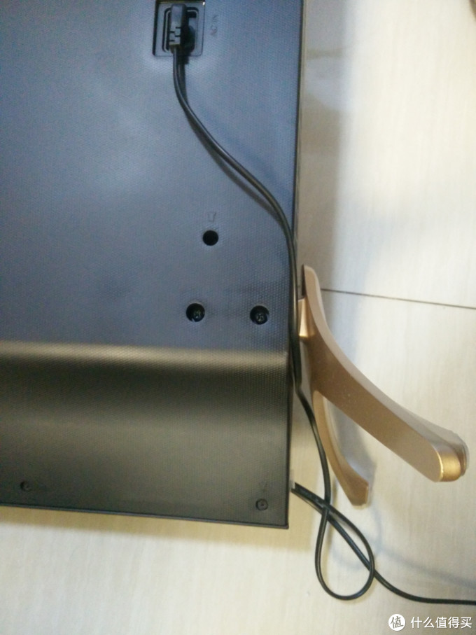 长虹现在很喜欢土豪金色的底座,这个底座材质应该是金属的,比较厚实