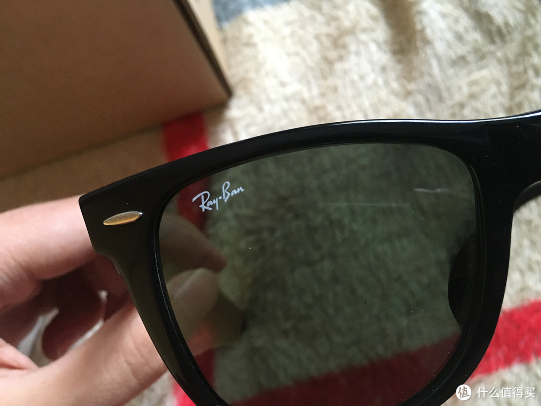 右边镜片白色的 RayBan logo