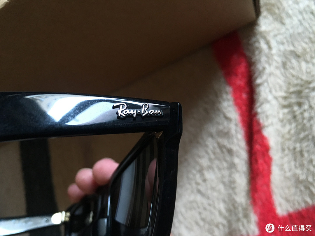 镜架两边都有的凸起的 RayBan 标志