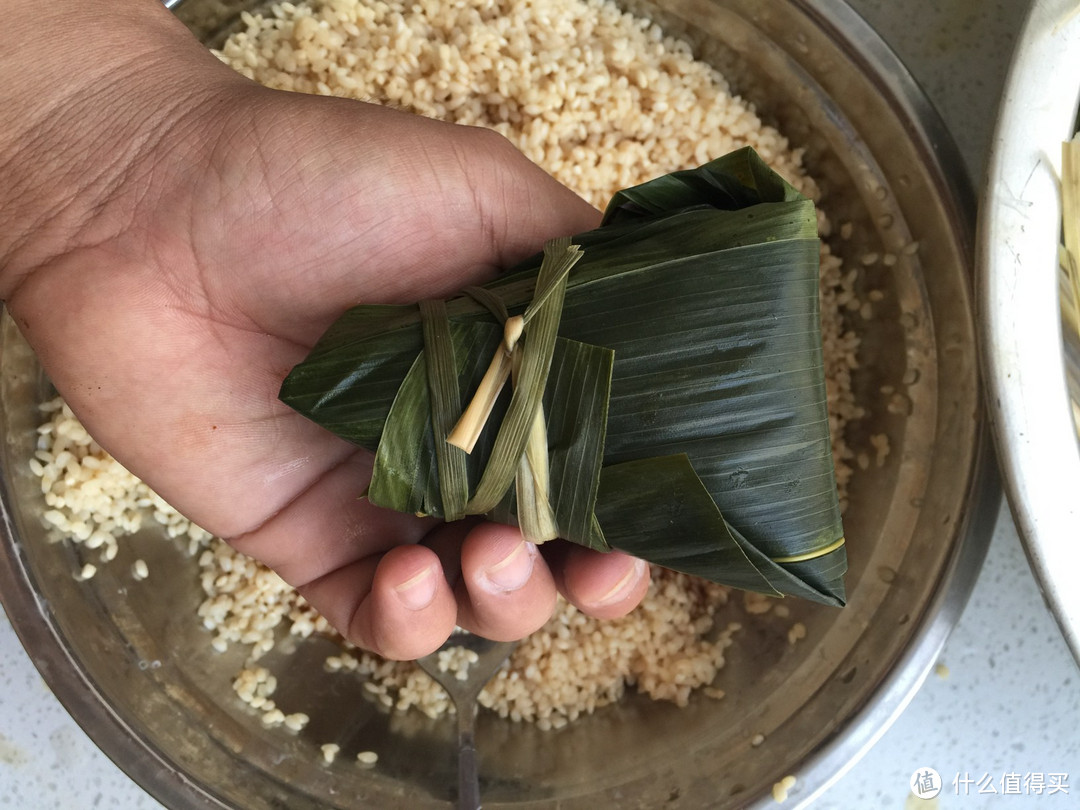 端午节必备的家庭美食——咸肉粽子