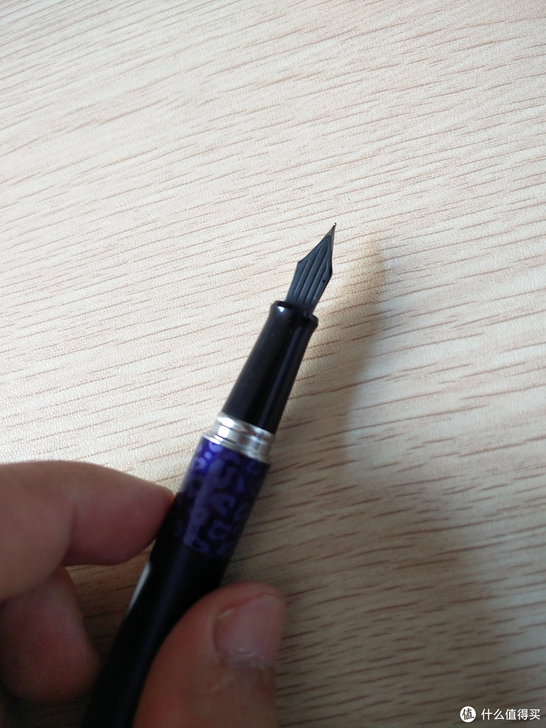 百乐动物纹理钢笔与凌美狩猎者钢笔对比测评