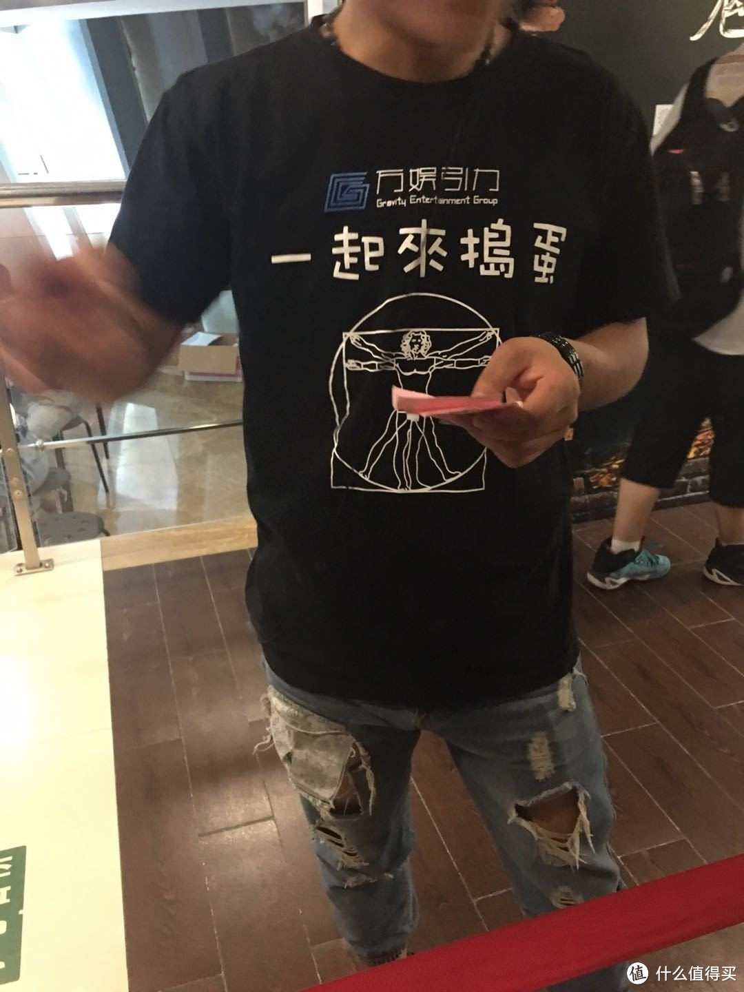 小哥讲解注意事项