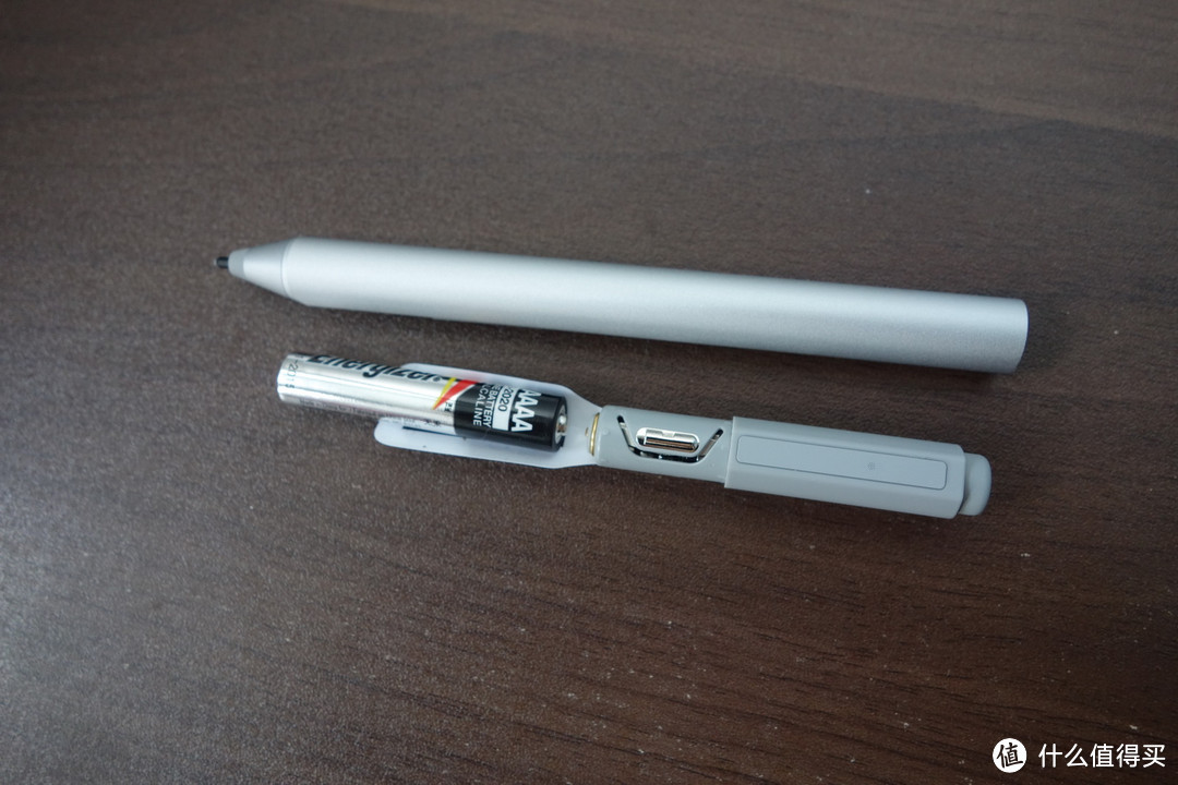 笔的电池是AAAA型号（9号电池）比较少见，较贵。