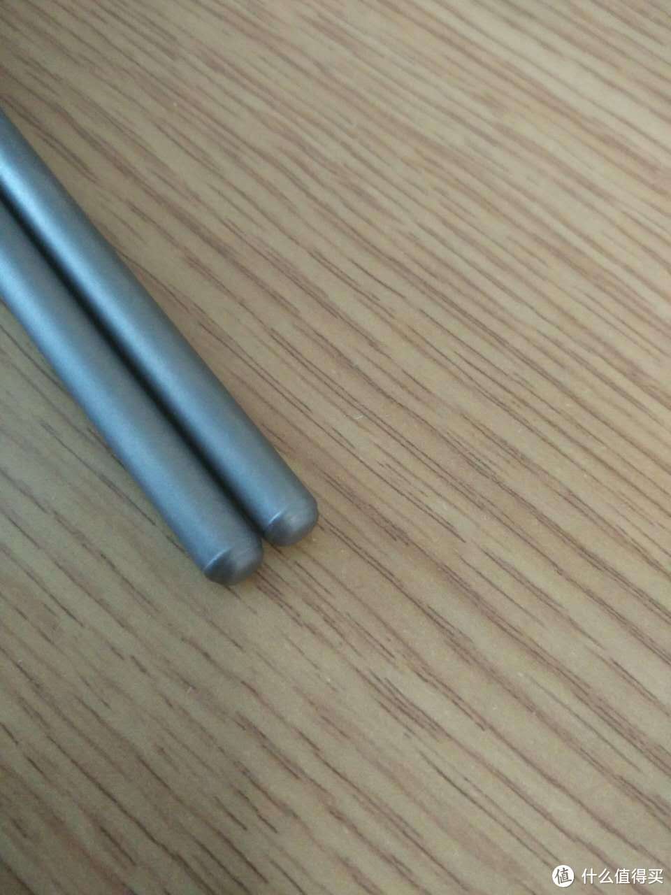 铠斯钛筷顶端应该是焊接的 几乎看不出焊接的标志 比较平滑