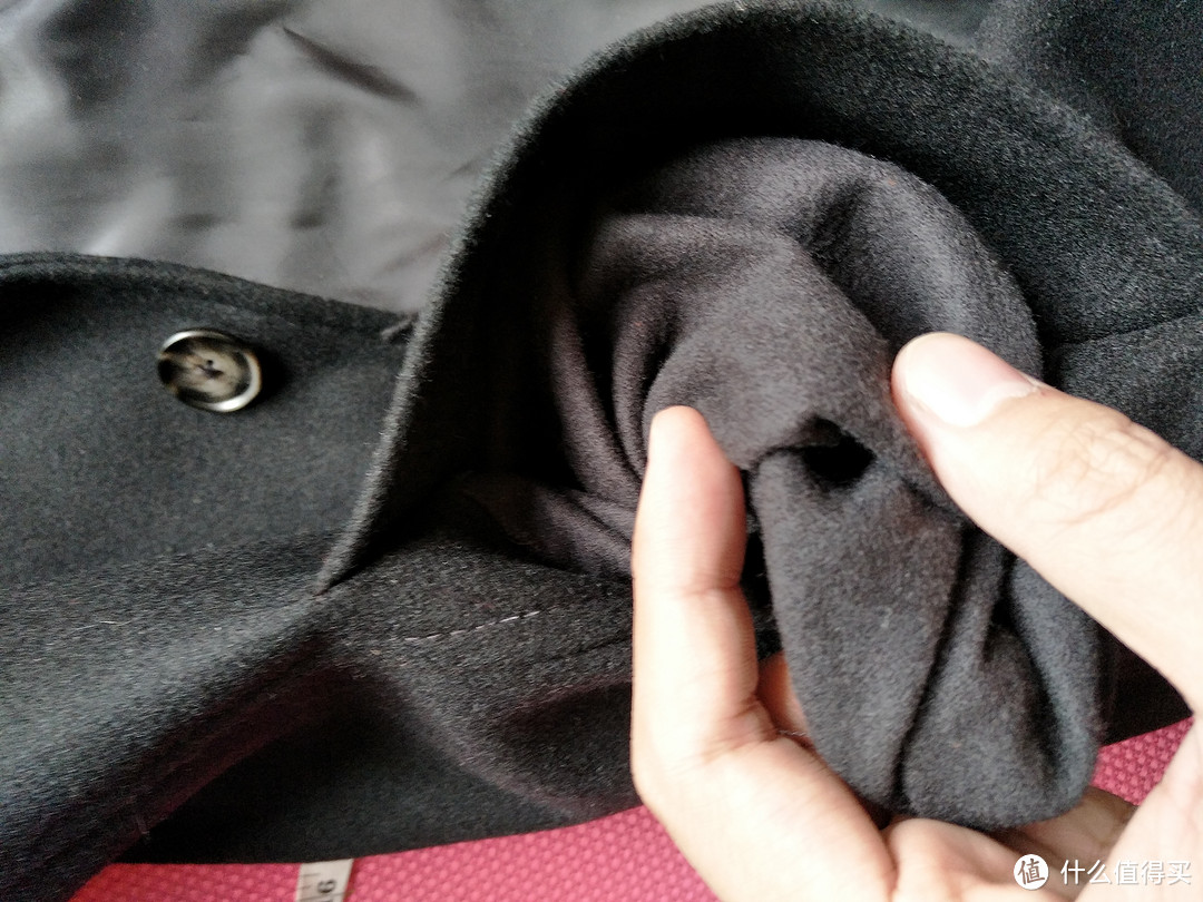 口袋内部也是绒面材料，冬季比较温暖