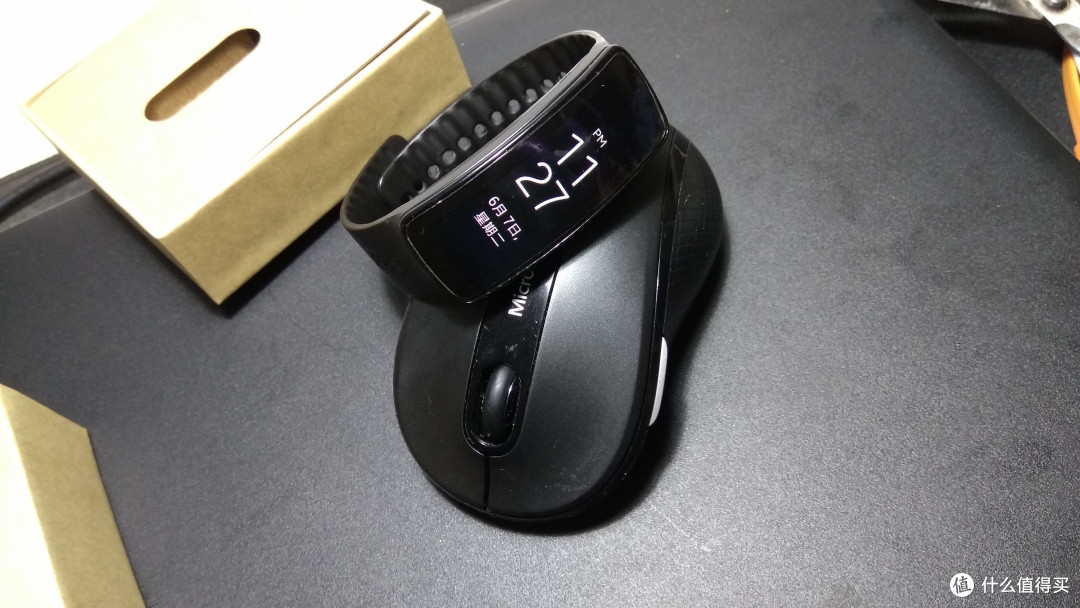 MI 小米手环2 开箱,对比gear fit 和小米手环1