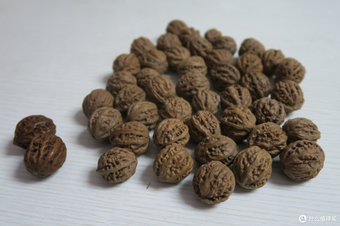 前几天我五叔给了一袋小秋子(核桃的一个种类),决定穿个手串,可是这个