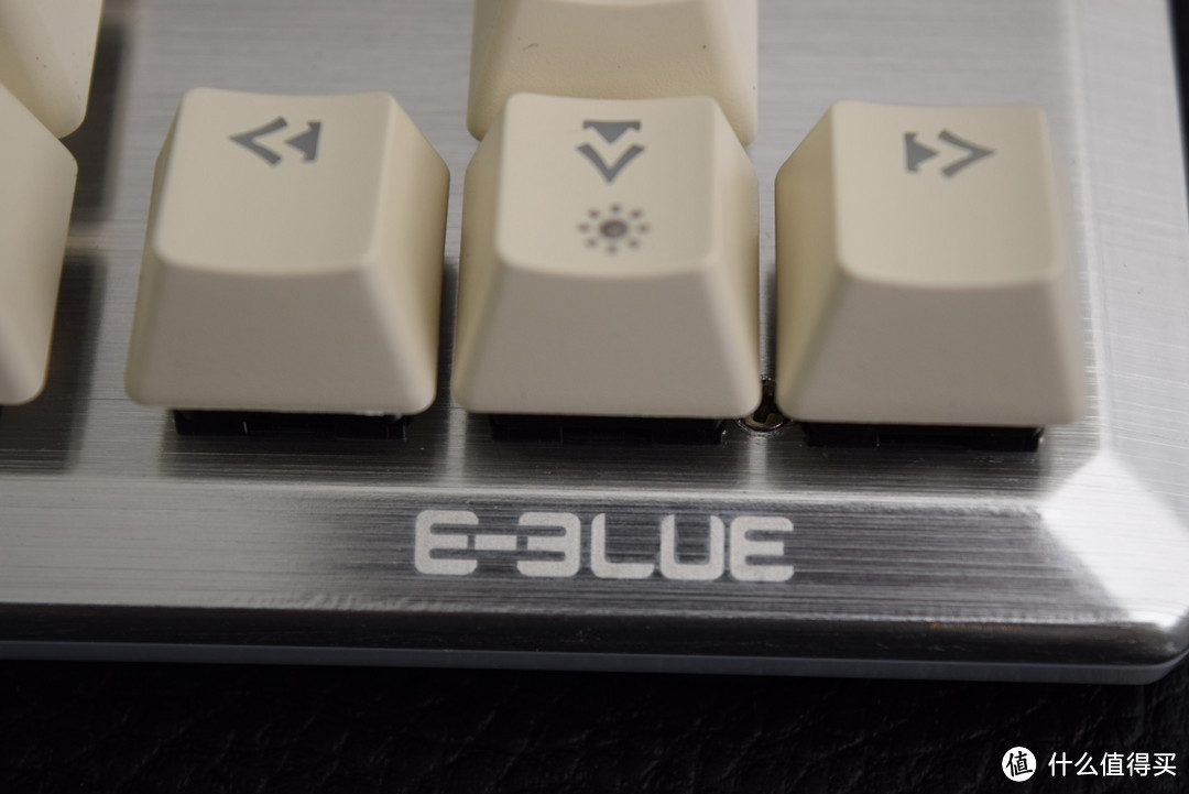 让桌面有点色彩 — E-3LUE 宜博 EKM727WBUS-IU 六色混彩机械键盘开箱