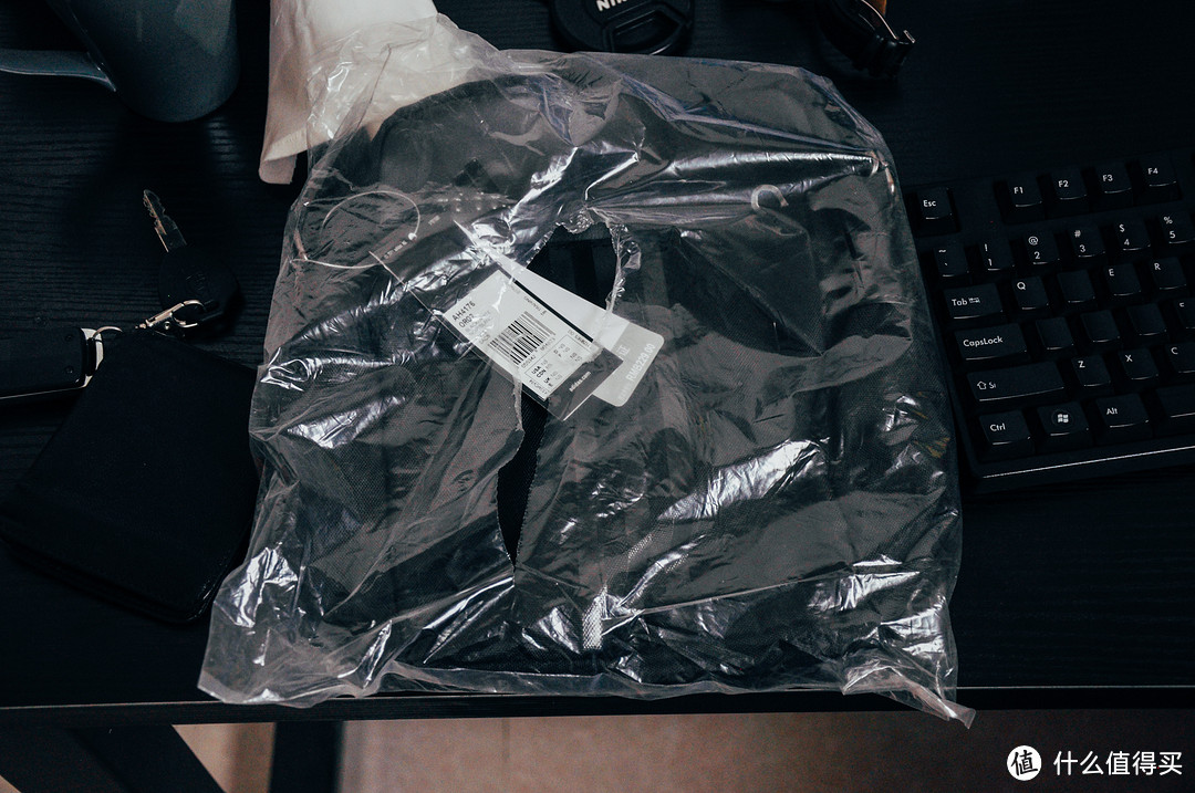 #原创新人# 回家捡了个快递 — Adidas 阿迪达斯 AH4176 黑色小肩包 开箱