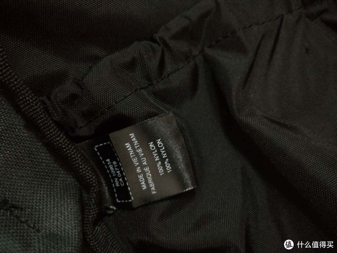 背包里面缝的标签 越南制造