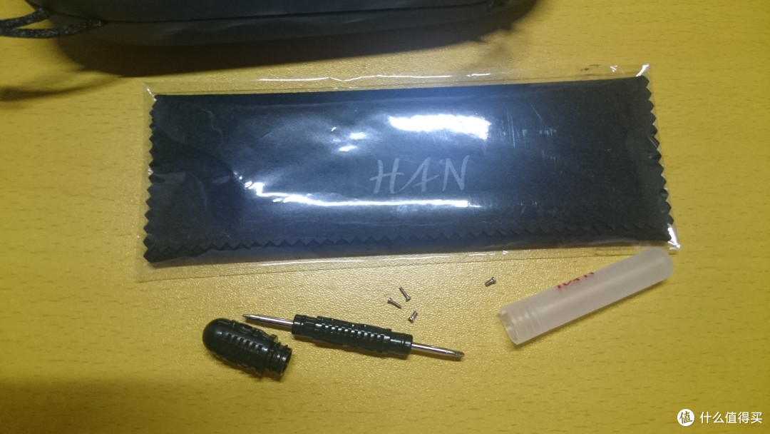 送的配件放在了盒子的底部,还附送了螺丝和螺丝刀 送的配件放在了盒子的底部,还附送了螺丝和螺丝刀