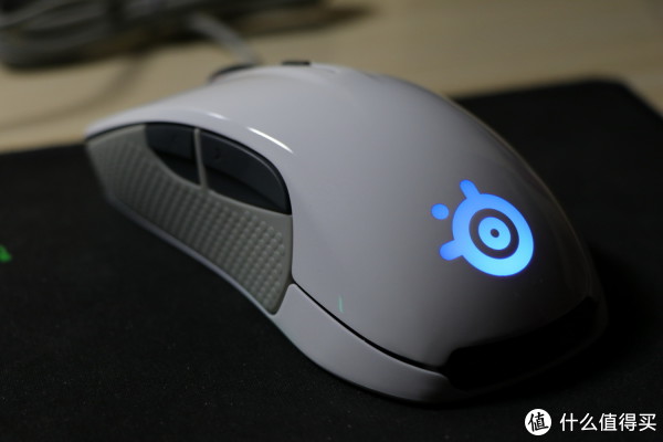 罗技&樱桃之外,似乎也有别的选项:steelseries 赛睿 rival 300 鼠标&