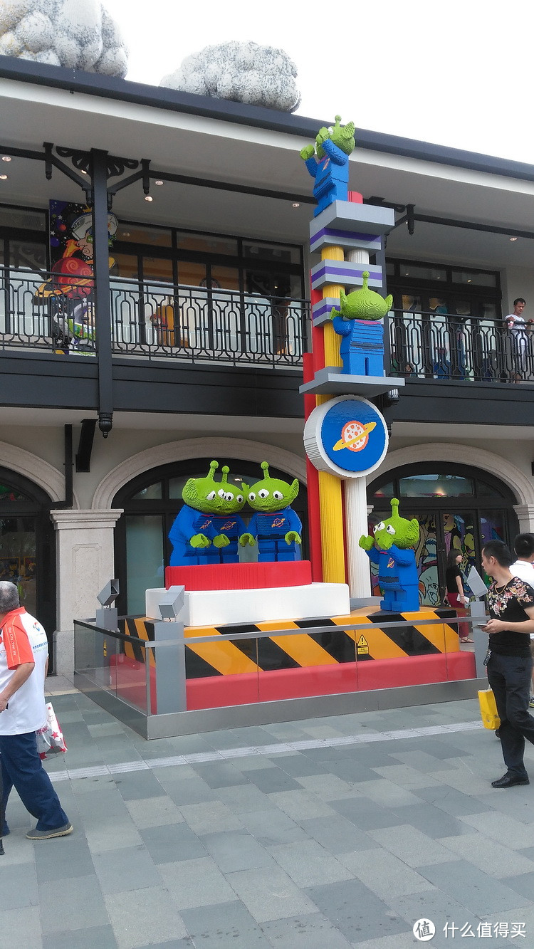 休闲惬意游上海迪士尼小镇&Hot Toys中国大陆首家旗舰店正式营业直击