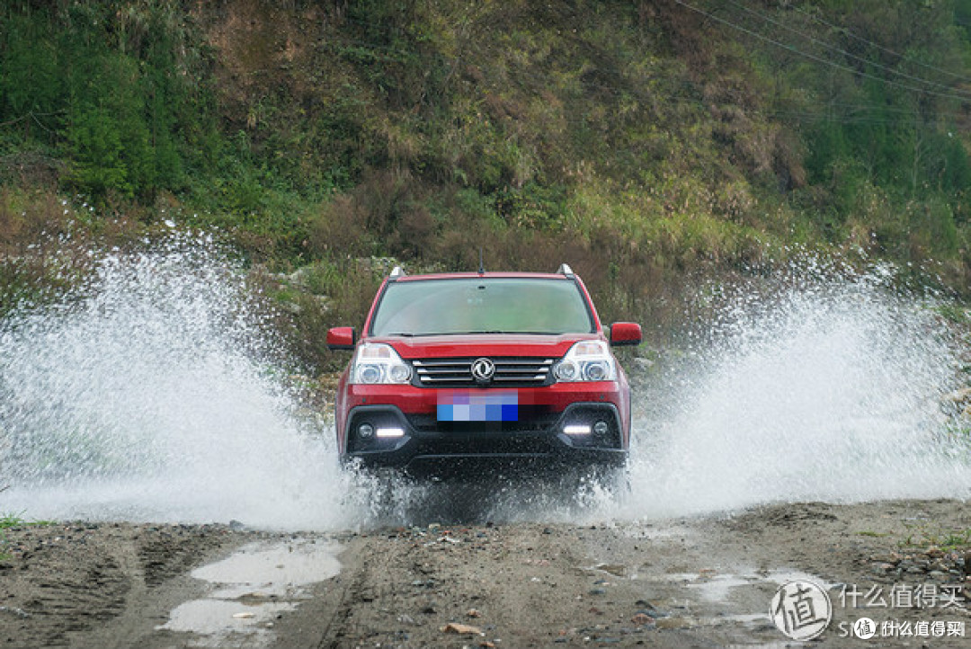 不靠气质靠实力——东风 SUV 换轮胎作业