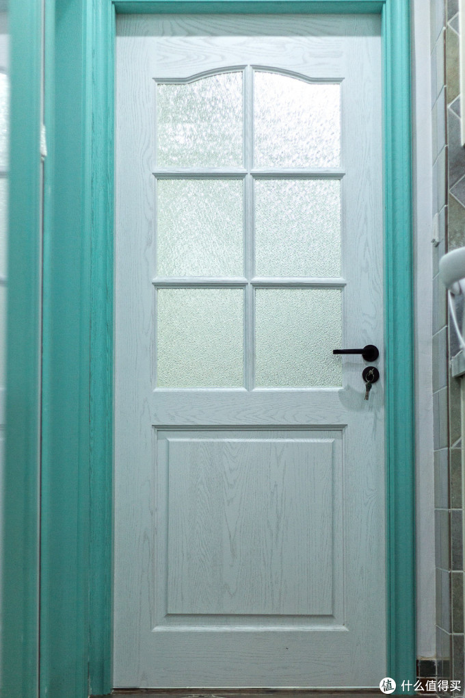 开放漆的蓝白撞色,卫生间门采用水滴玻璃▲对,你没有看到镜子▲洗漱