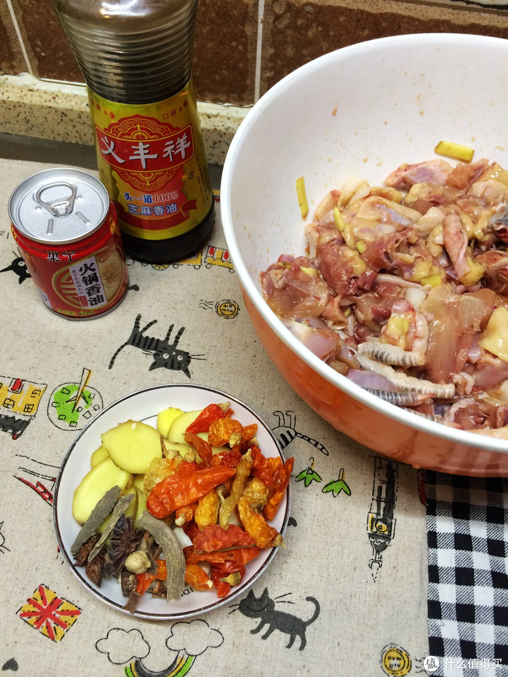 一鸡三吃之麻油鸡、盐焗鸡、小炒鸡杂，一个都不少