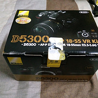 尼康 D5300 单反相机开箱展示(对焦|镜头|电池|接口|内存卡)