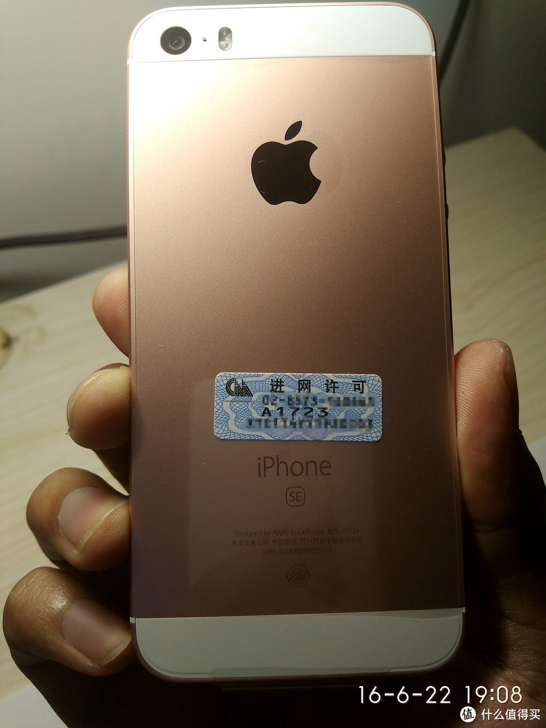 送给小手LPking最合适的生日礼物：Apple 苹果 iPhone SE 64G 智能手机 简单开箱