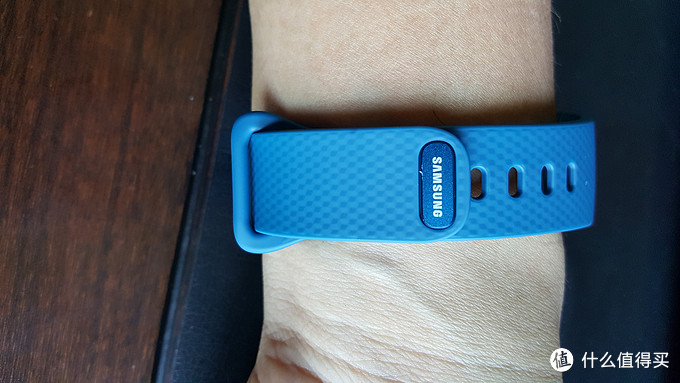 最美最强手环：SAMSUNG 三星 双核AMOLED曲屏 Gear Fit 2 智能手环