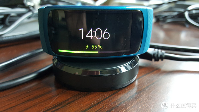 最美最强手环：SAMSUNG 三星 双核AMOLED曲屏 Gear Fit 2 智能手环