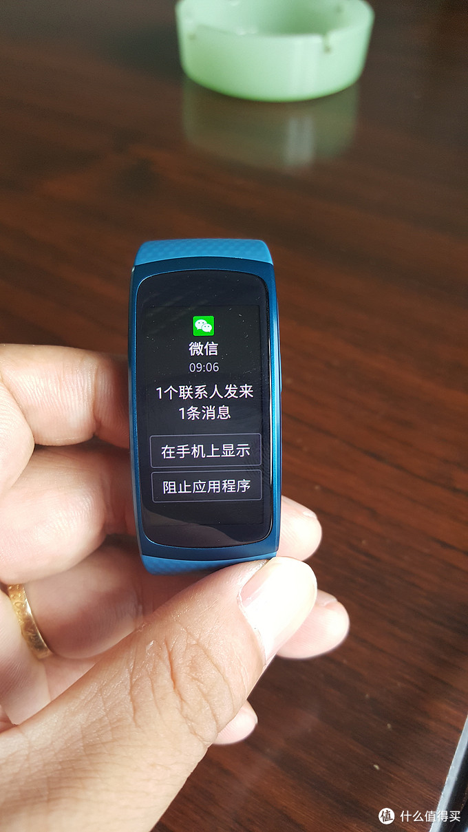 最美最强手环：SAMSUNG 三星 双核AMOLED曲屏 Gear Fit 2 智能手环