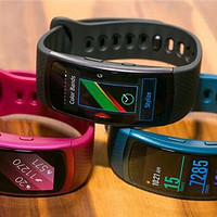 最美最强手环：SAMSUNG 三星 双核AMOLED曲屏 Gear Fit 2 智能手环