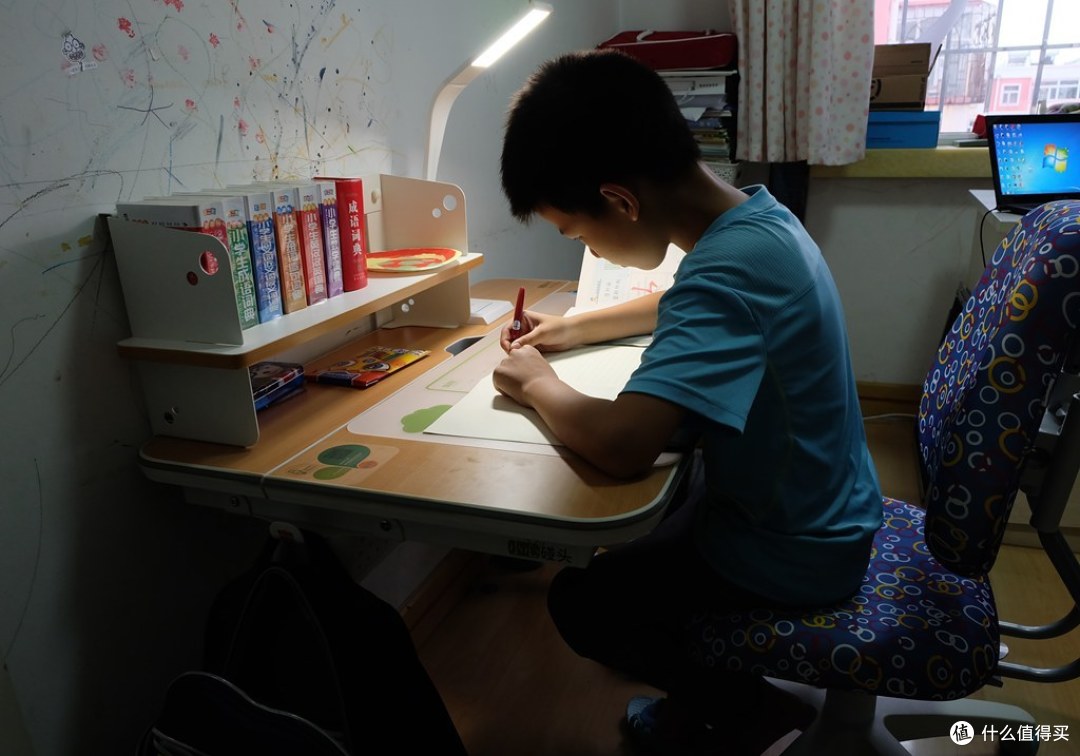 读书状态右侧视角:后侧视角:桌面平置状态:桌面倾斜状态:基本晒到这里