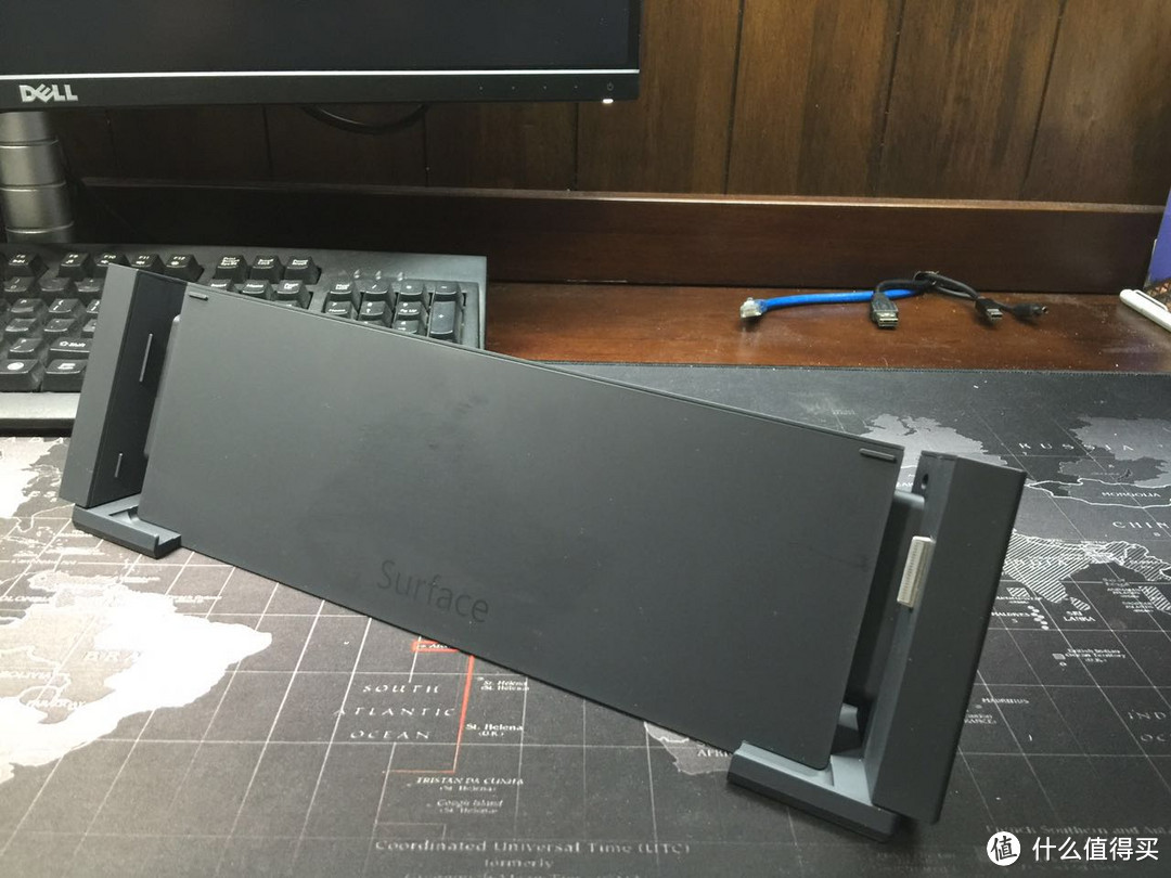围绕 Microsoft 微软 Surface Book 笔记本电脑 打造的简洁桌面