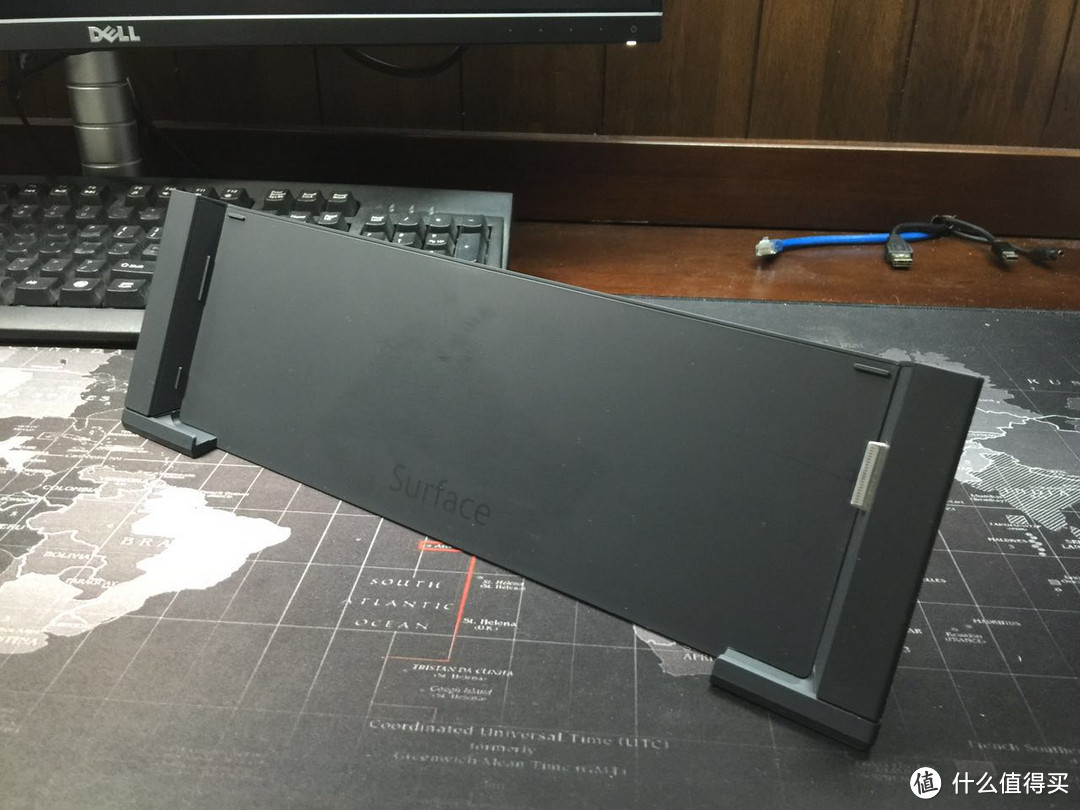 围绕 Microsoft 微软 Surface Book 笔记本电脑 打造的简洁桌面