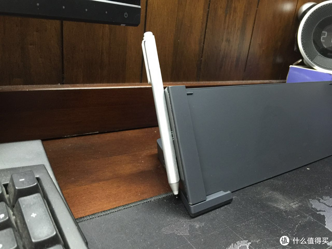 围绕 Microsoft 微软 Surface Book 笔记本电脑 打造的简洁桌面