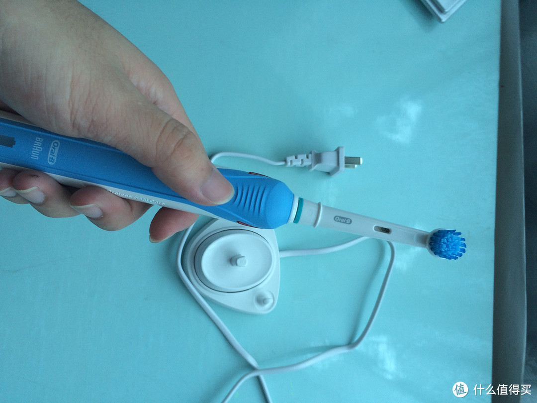 618牙膏牙刷屯两年系列： Oral-B 欧乐-B pro2000 电动牙刷 全套马杀鸡