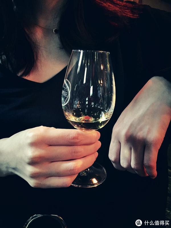 女人手握酒杯的图片图片