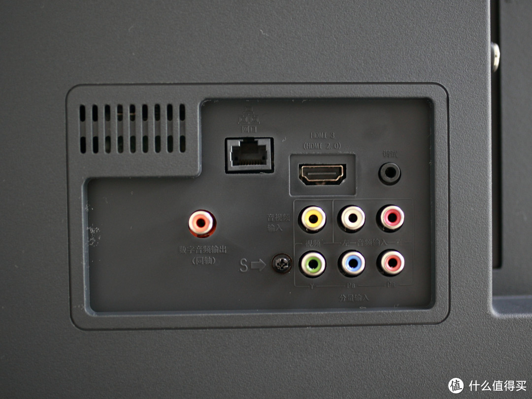 除此只之外pcmcia及tf卡插槽的设置显示了海信的诚意,赞△ 电源接口