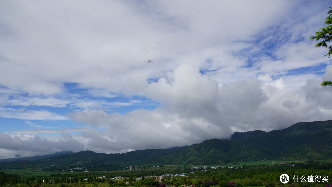 腾冲火山公园，滑翔机在天空翱翔，刺激又惊险。