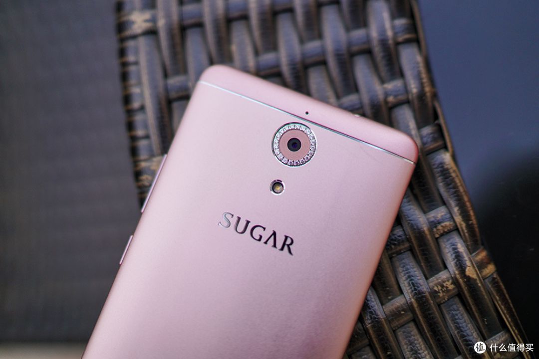 使用施华洛世奇宝石点缀sugar发布f7时尚手机