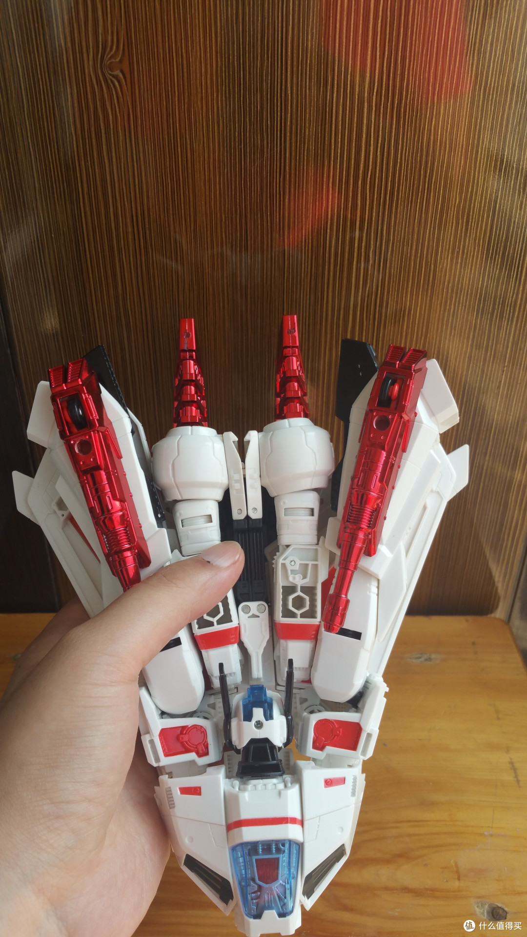 合上双臂,作为推进器.拉下大头!~变形时候先卸下肩膀.