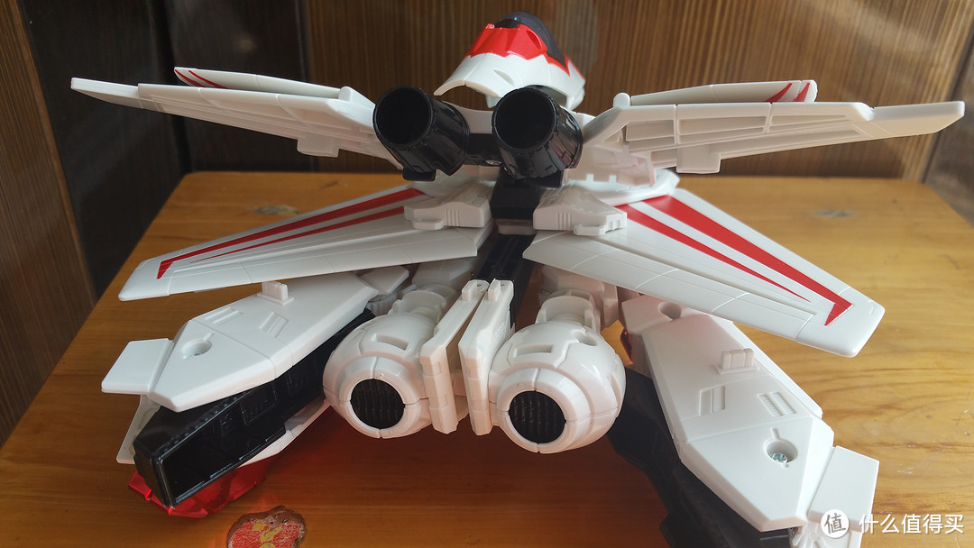 合上双臂,作为推进器.拉下大头!~变形时候先卸下肩膀.