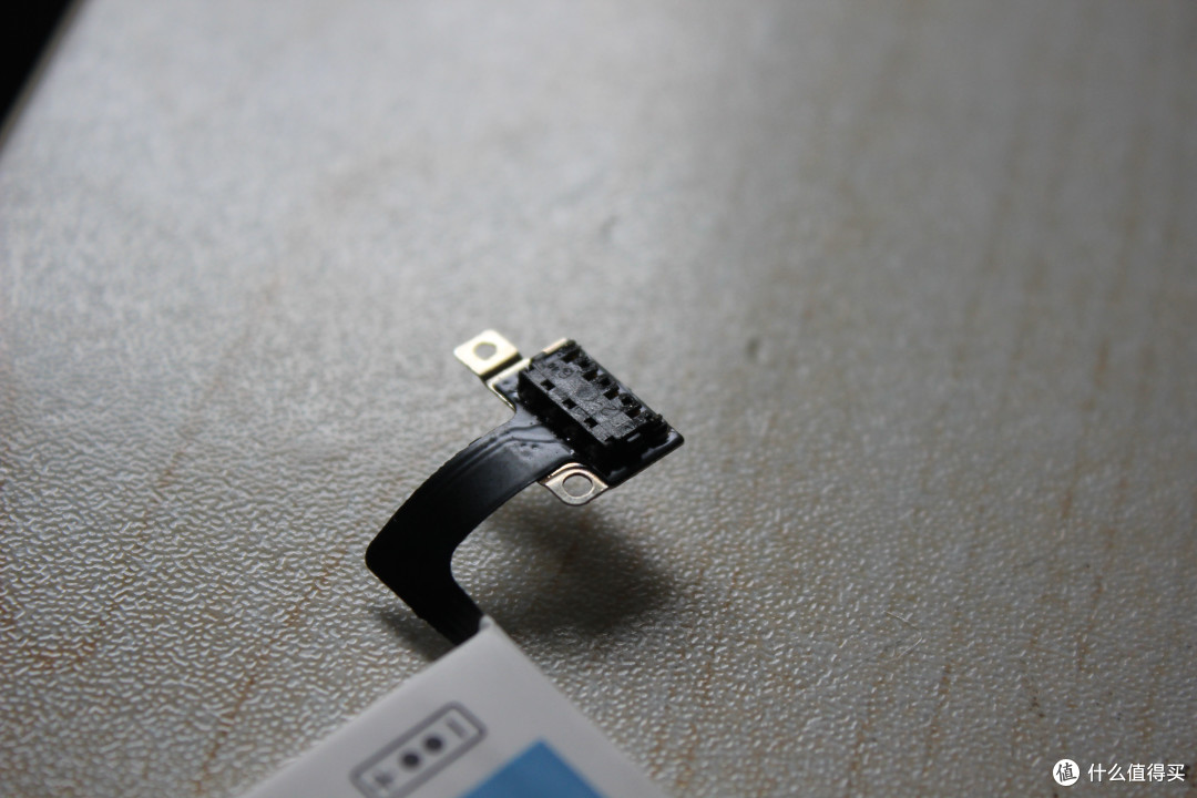 听说4s和4的电池长得差不多,就是这个接口不一样▼瘦长的电池▼不得不