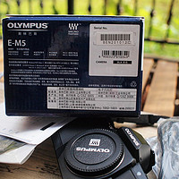 奥林巴斯 OM-D E-M5 微型单电机身外观展示(主体|闪光灯|充电器|屏幕|卡槽)