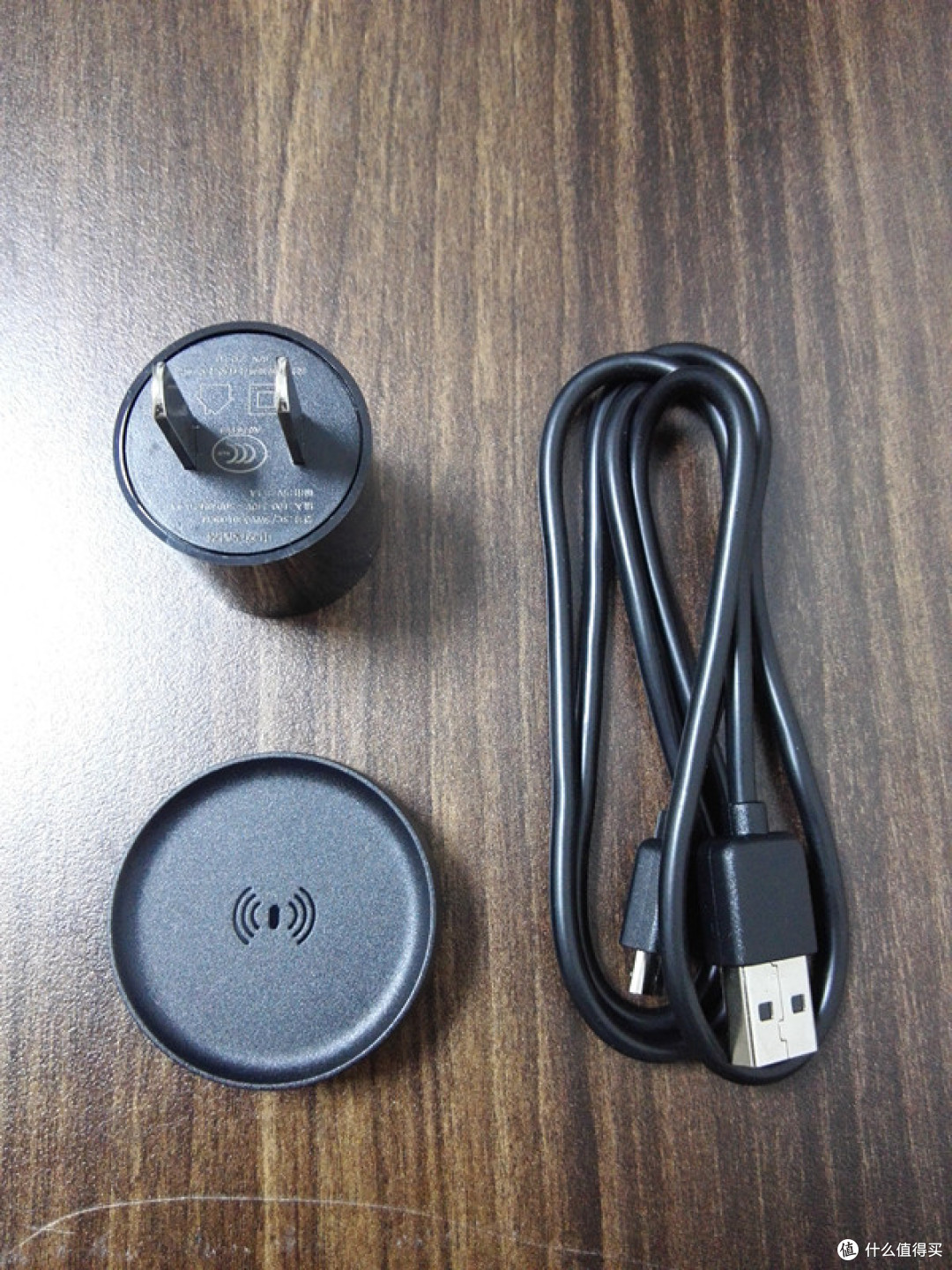 手表下面是两个盒子,其中一个装的是充电器等各种配件.