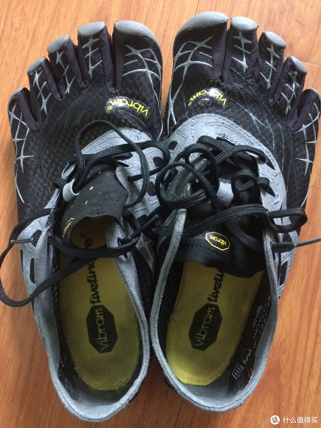 一双面临退役的 Vibram fivefingers 男款户外五指跑鞋