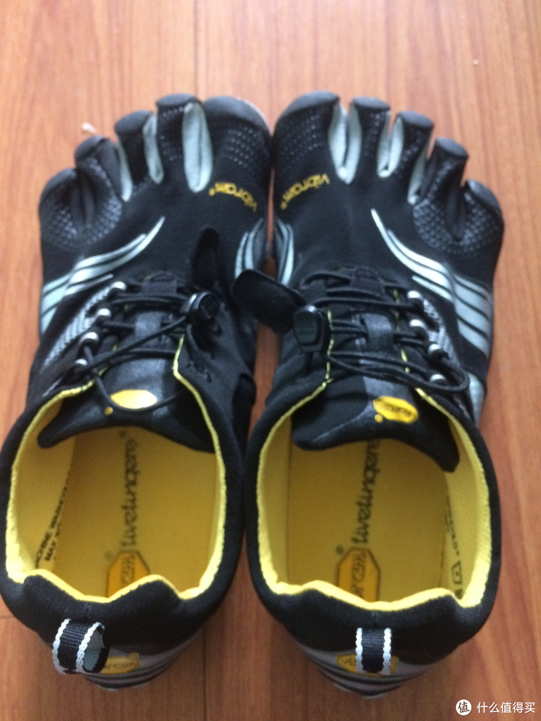 一双面临退役的 Vibram fivefingers 男款户外五指跑鞋