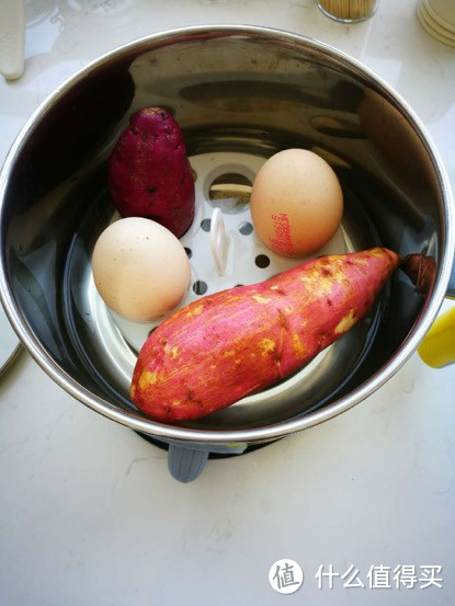 洗净后放入，下层煮鸡蛋，红薯紫薯。