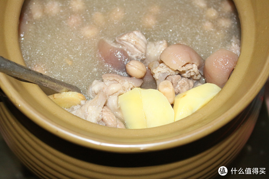 营养靓汤，孕妈必备佳品：花生土豆猪脚汤