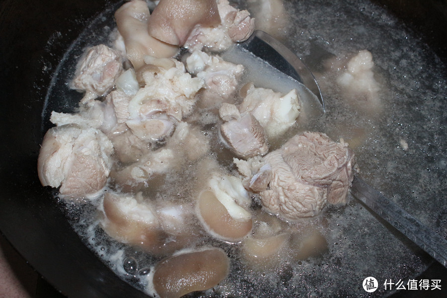 营养靓汤，孕妈必备佳品：花生土豆猪脚汤