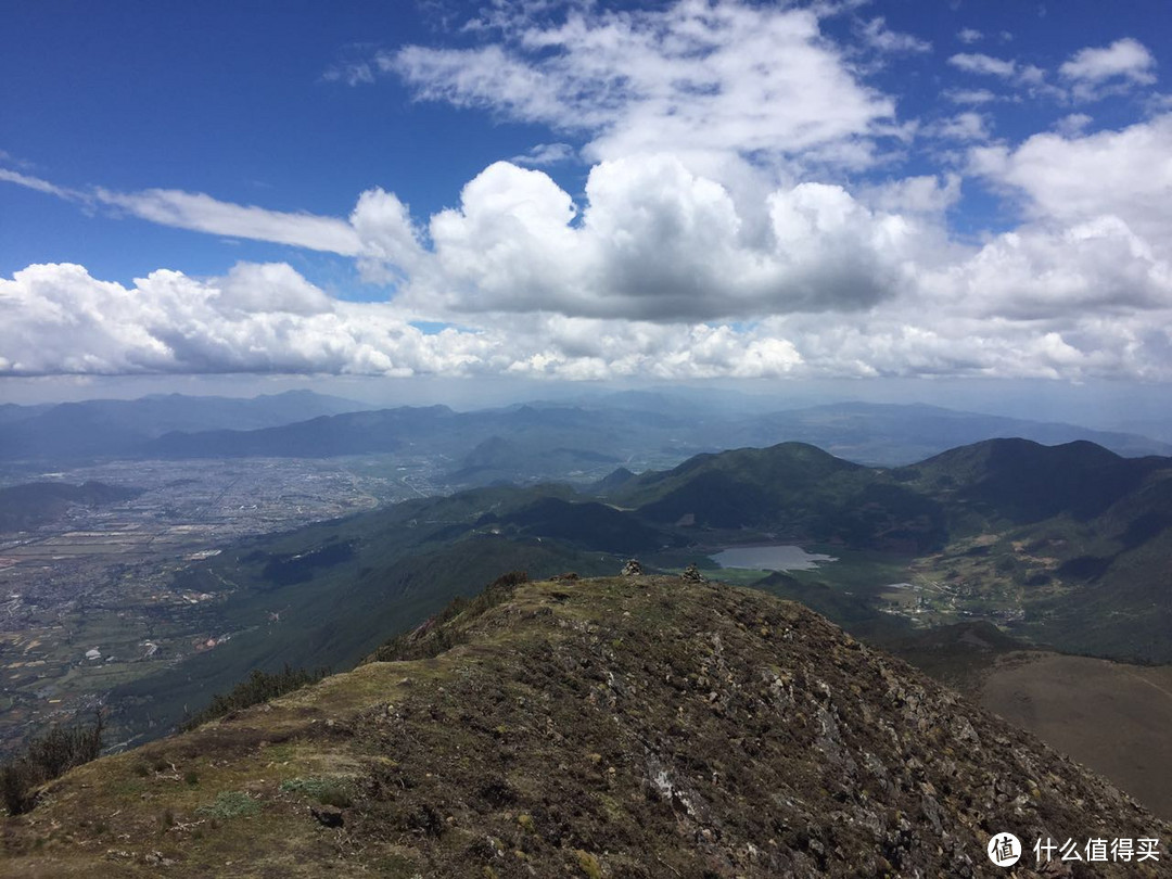 一峰峰顶看到完整丽江和文海