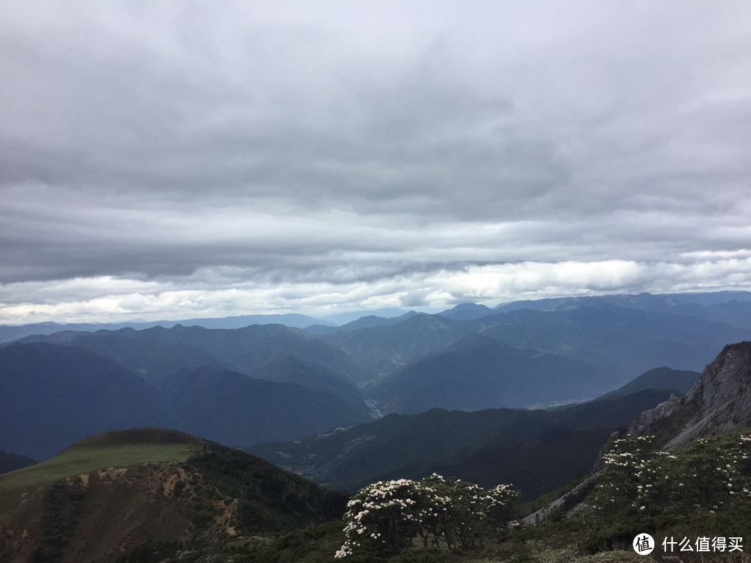 二峰山脊上回头看虎跳峡