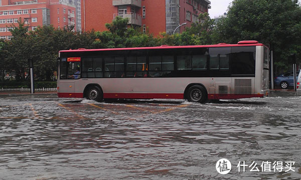 暴雨天气涉水安全行车和文明行车那些事