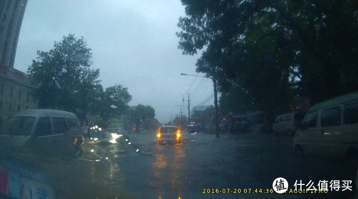 暴雨天气涉水安全行车和文明行车那些事